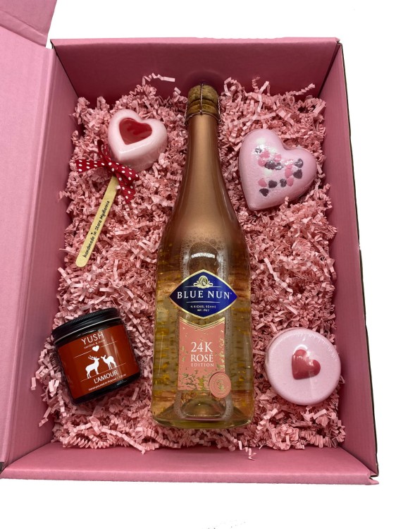 zestaw-z-alkoholem-rozowy-blue-nun-24k-rose-edition.jpg