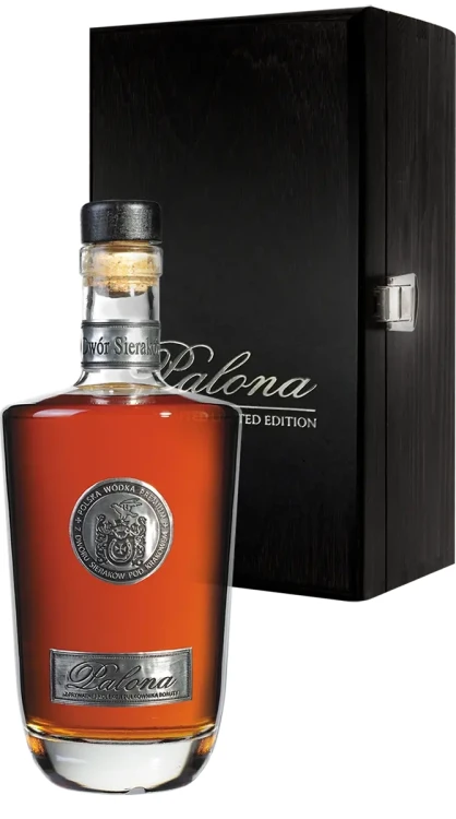 Dwor-Sierakow-Wodka-Palona-Pulkownika-Boruty-w-drewnianej-skrzynce.webp