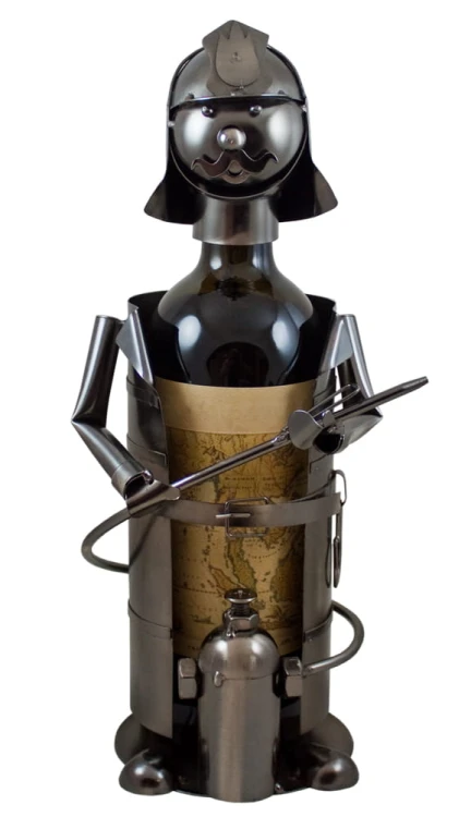 strazak-stojak-metalowy-na-butelke-wina.jpg