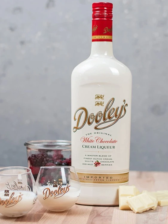 dooleys-white-chocolate-cream-liqueur-wild-berries3.webp